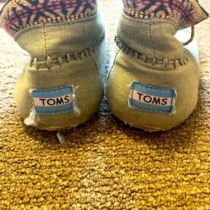 Women’s Toms high tops; size 8